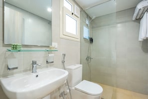 Studio Standar, pemandangan halaman | Kamar mandi | Shower, perlengkapan mandi gratis, handuk, dan tisu toilet