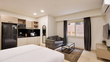 Superior Studio, Courtyard View | Living area