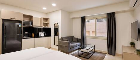 Studio Superior, pemandangan halaman | Area keluarga | Smart TV 55-inci dengan saluran TV digital dan Netflix