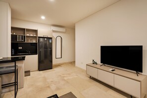 Apartamento, 1 habitación, vistas al patio | Cocina privada | Frigorífico, microondas, placa de cocina y utensilios de cocina