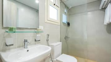 Ducha, artículos de tocador gratuitos, toallas, papel higiénico