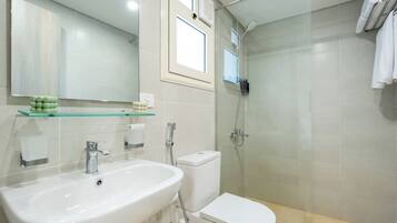 Superior Studio, Courtyard View | Bathroom