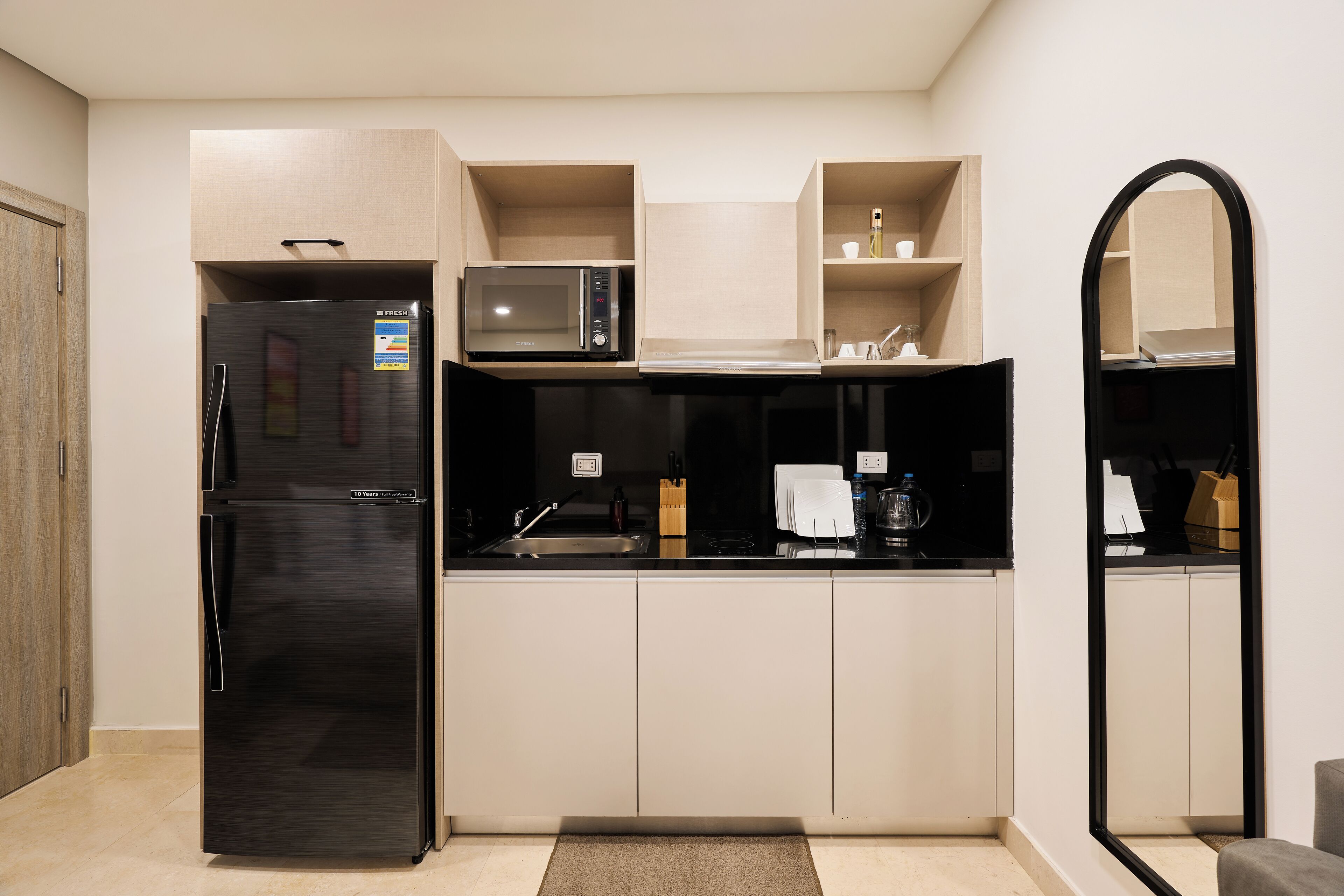 Refrigerador, microondas, placa de cocina, utensilios de cocina