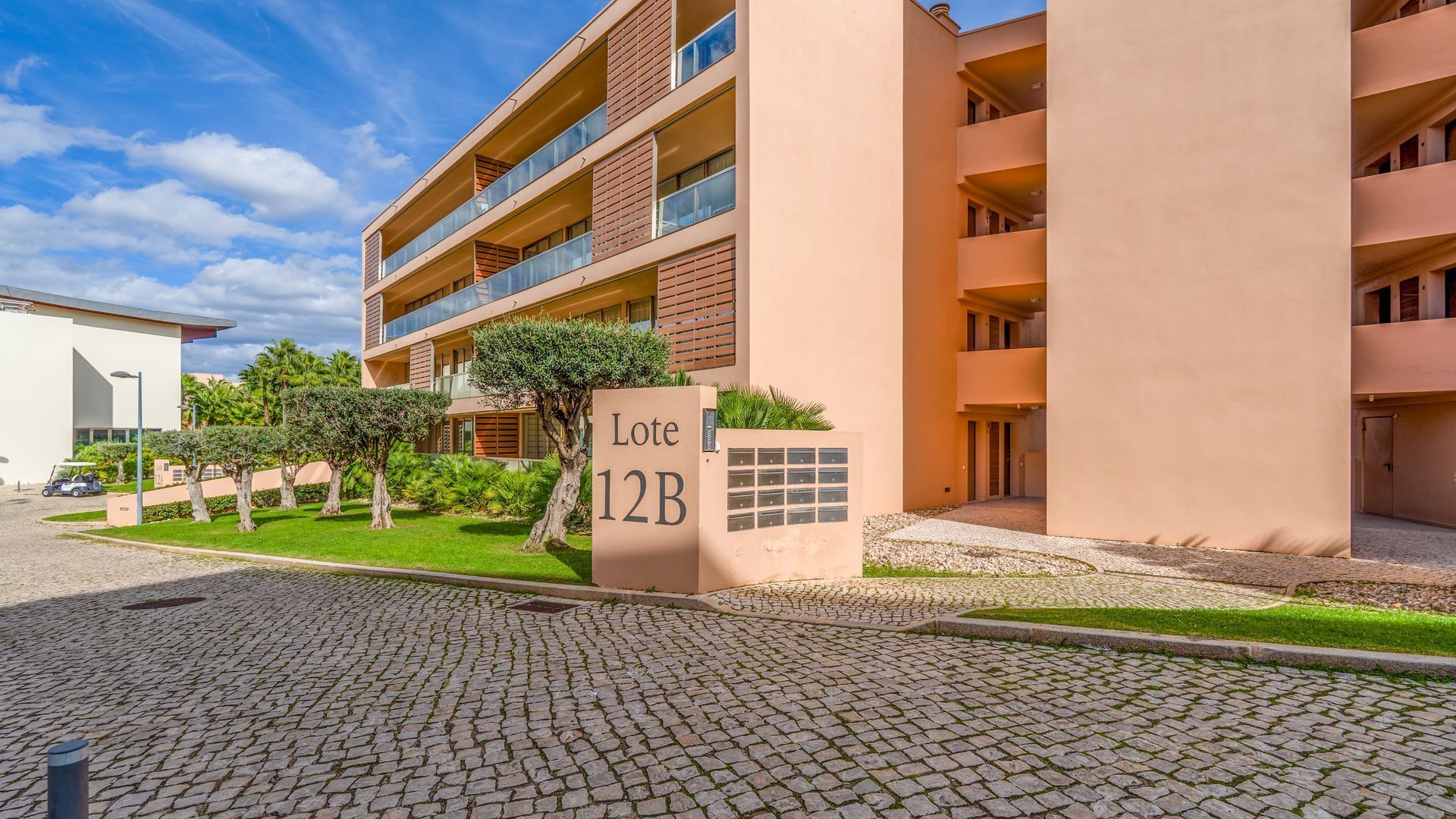 Un hôtel à plusieurs étages, avec une enseigne indiquant « Lote 12B » à l’entrée.