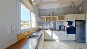 Fridge, microwave, oven, stovetop - Host Villas LOUMÉA Saubion (Saubion)