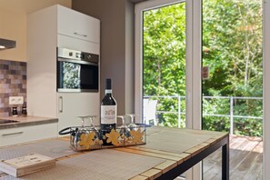 Een microgolfoven, een oven, een kookplaat, een vaatwasser