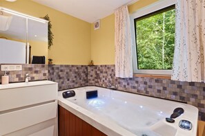 Bubbelbadkar, hårtork, handdukar och tvål