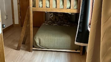 2 bedrooms, iron/ironing board, free WiFi