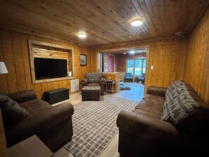 Smart TV, books - Cabin Retreat in Mount Morris (Wild Rose)