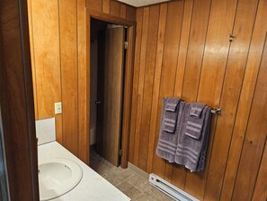 Hårføner, håndklær, såpe og toalettpapir