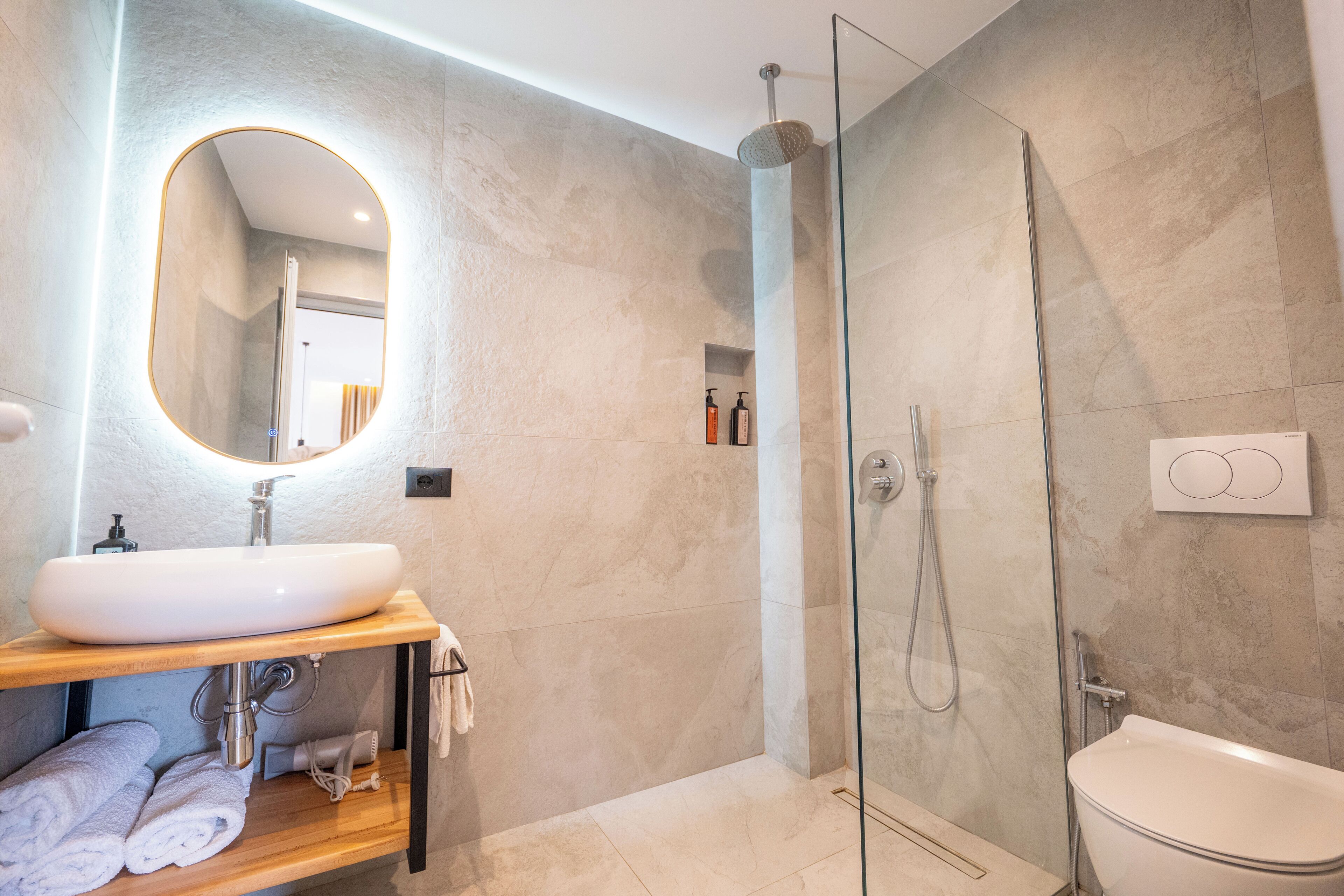 Ducha, secador de pelo, pantuflas, toallas