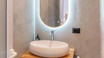 Dusche, Haartrockner, Hausschuhe, Handtücher