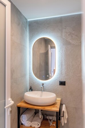 Shower, hair dryer, slippers, towels - Hotel ENAD (Ksamil)