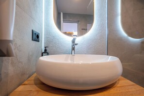 Ducha, secador de pelo, pantuflas, toallas