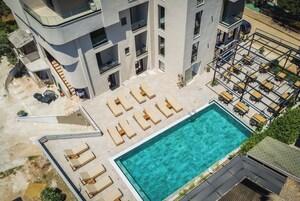 Una piscina al aire libre