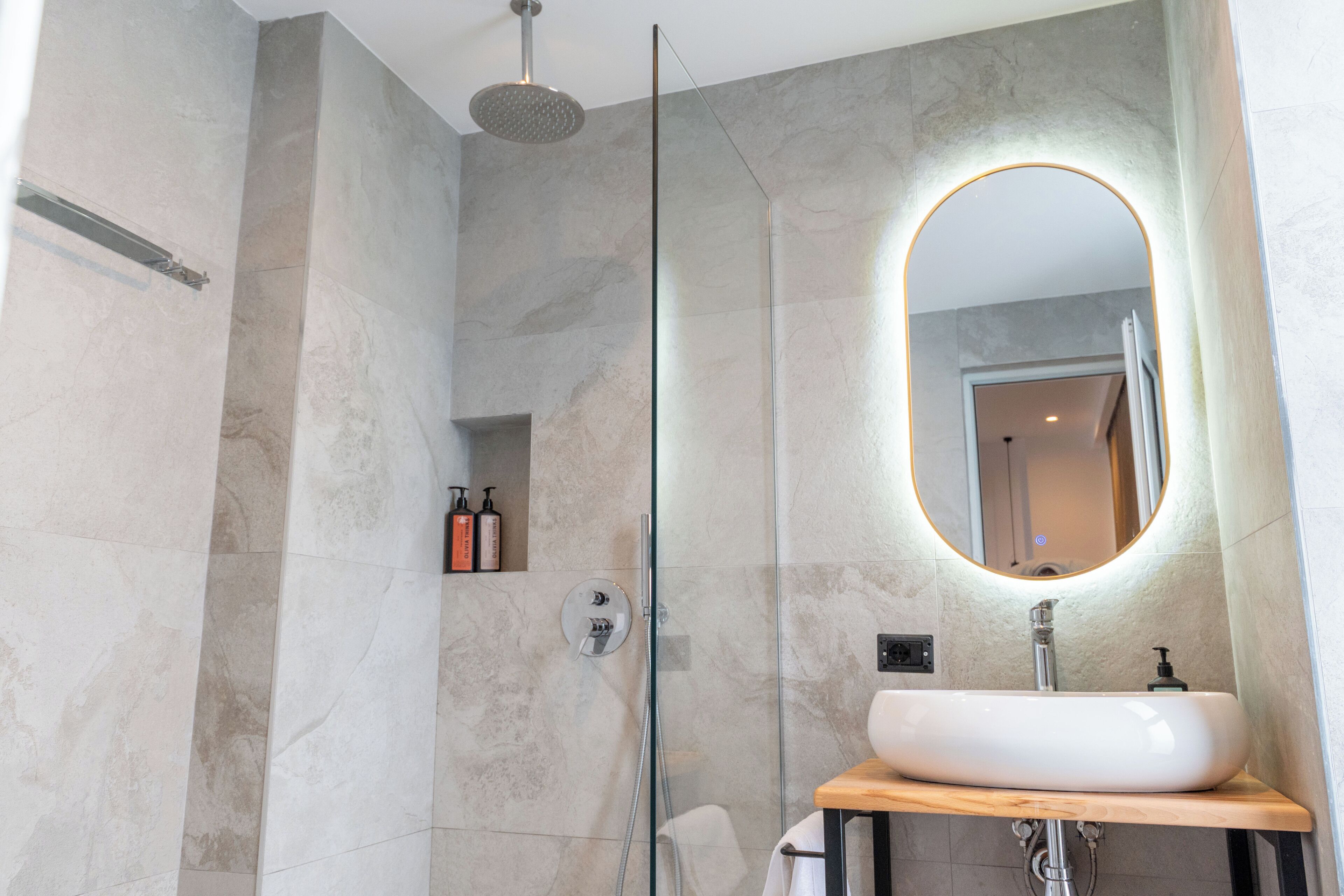Habitación doble, vistas a la piscina | Baño | Ducha, secador de pelo, zapatillas y toallas