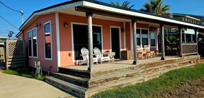 Terrace/patio - Home, Hooks & Heart: Anglers Paradise Family-Friendly Bay House Marina 2 Blocks (Corpus Christi)