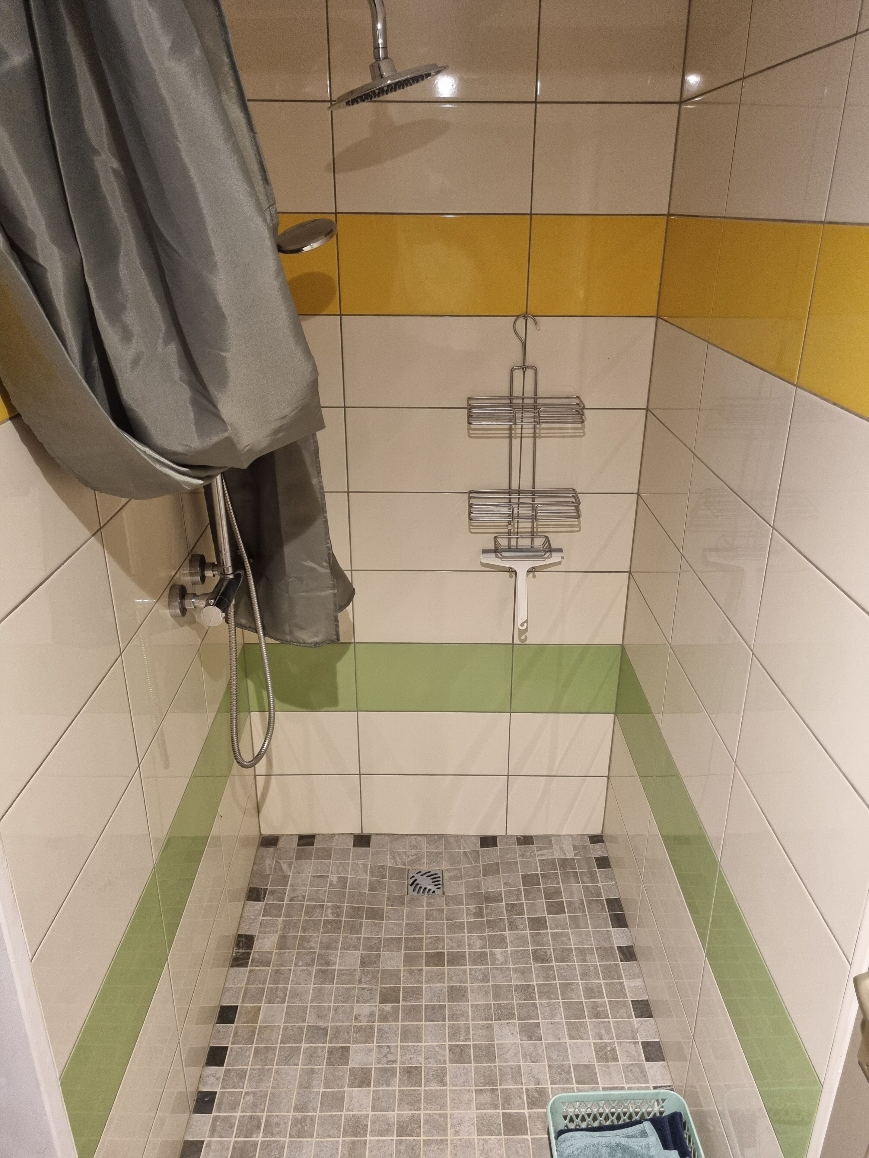 Een douche, een haardroger, zeep, toiletpapier