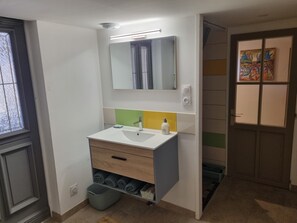 Chuveiro, secador de cabelo, sabonete, papel higiênico