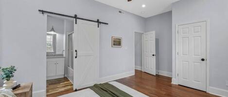 3 slaapkamers, een strijkplank/strijkijzer, wifi, beddengoed