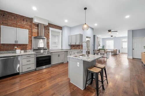 Marvelous 3-bedroom condo with AC in vibrant St. Louis