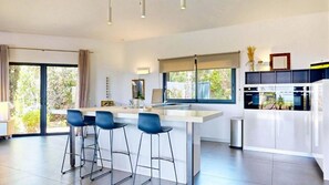 Fridge, microwave, oven, stovetop - Exceptional Villa with Pool & Sea View – Just 300 m from Pinarello Beach (Zonza)
