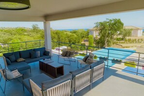 Property grounds - Exceptional Villa with Pool & Sea View – Just 300 m from Pinarello Beach (Zonza)