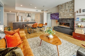 Smart TV, fireplace, books - Luxury Retreat | Walk to Shuttle & Hot Tub (Winter Park)