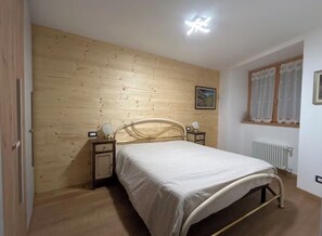 1 bedroom, bed sheets