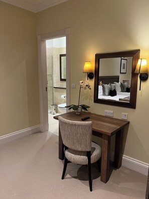 2 chambres, coffres-forts dans les chambres, fer et planche à repasser