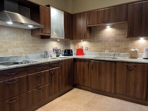 Micro-ondes, four, lave-vaisselle, cafetière/bouilloire