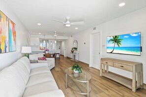 Smart TV - Brand New Rental - Beachfront 2BR with Gulf Views, Heated Pool & In-Unit Laundry (Fort Myers Beach)