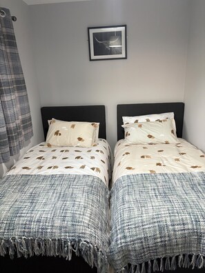 2 bedrooms, WiFi - 2 bed apartment with hot tub for up to 4 adults in countryside location (Kilsyth)