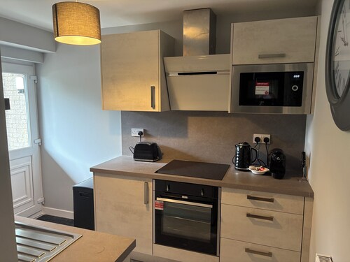 2 bed apartment with hot tub for up to 4 adults in countryside location