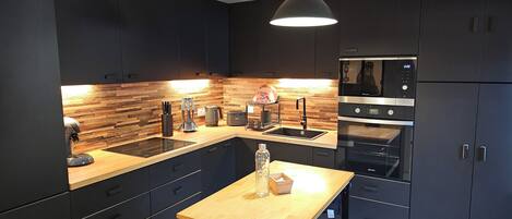 Kylskåp, mikrovågsugn, ugn och spishäll