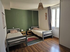 3 chambres, bureau, fer et planche à repasser, accès au Wi-Fi (inclus)