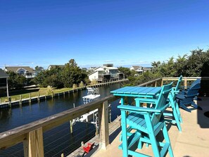 Outdoor dining - Sea-Esta Upstairs: A Couple's Getaway on the Canal (Ocracoke)