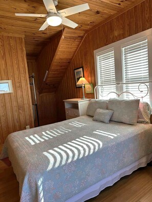 1 bedroom, Internet, bed sheets - Sea-Esta Upstairs: A Couple's Getaway on the Canal (Ocracoke)