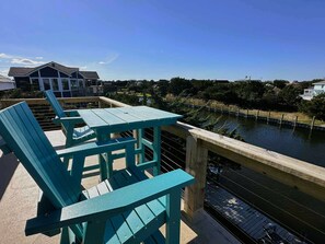 Outdoor dining - Sea-Esta Upstairs: A Couple's Getaway on the Canal (Ocracoke)