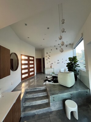 المنشأة من الداخل