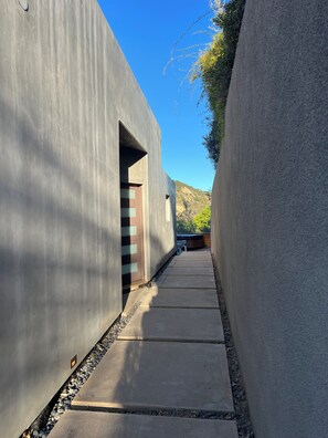 تفاصيل الفندق من الخارج