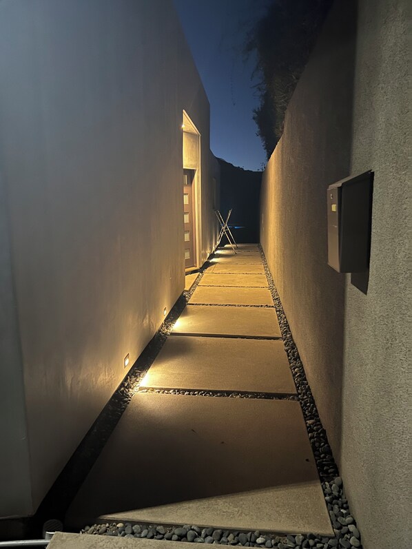 المنطقة المحيطة بالمنشأة