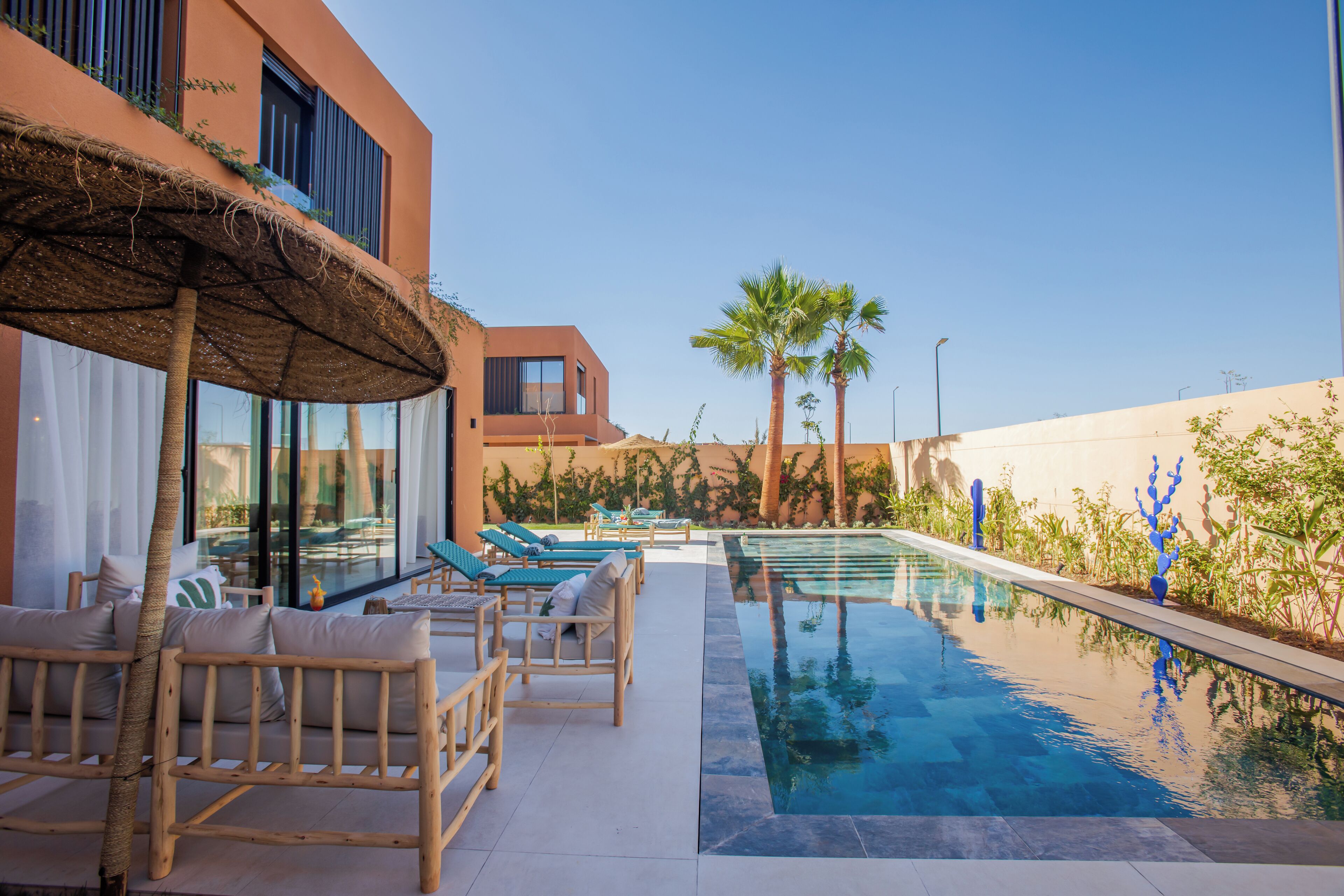 Een buitenzwembad, parasols voor strand/zwembad