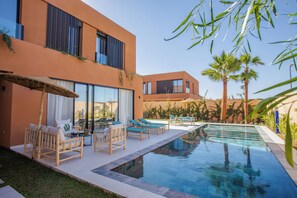 Outdoor pool, pool umbrellas, sun loungers - Villa Marleanis (Marrakech)