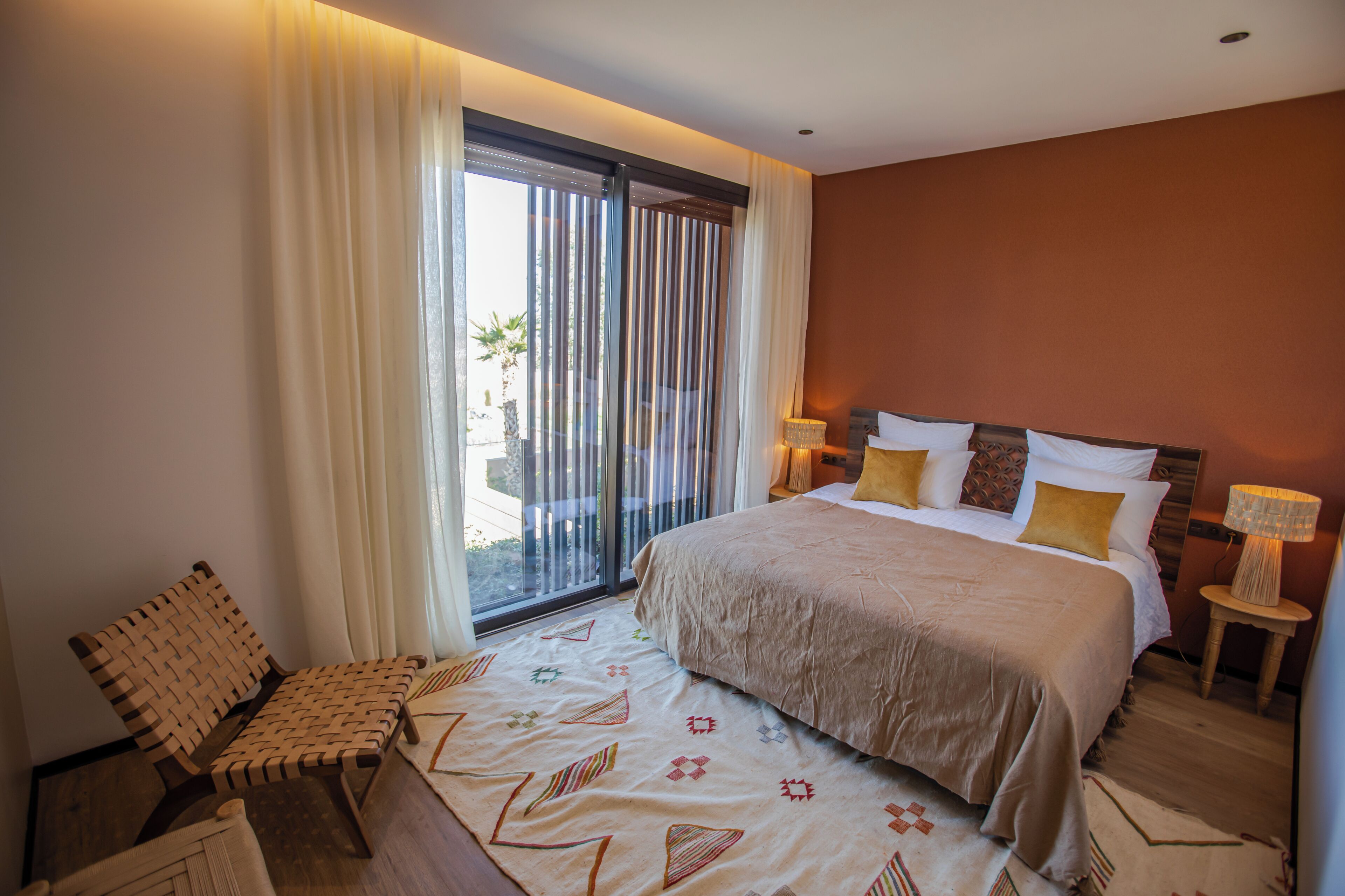 Màn/rèm cản sáng, bàn ủi/dụng cụ ủi quần áo 