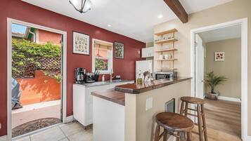 Køleskab, mikrobølgeovn, ovn, kogeplade