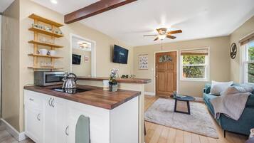 Køleskab, mikrobølgeovn, ovn, kogeplade