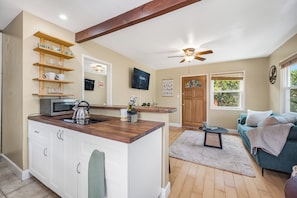 ثلاجة، ميكروويف، فرن، موقد طهي مسطح