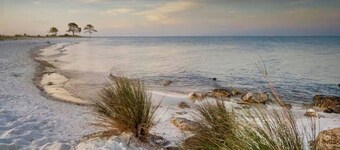 Beautiful Waterfront, Pool, Private Hot Tub, Golf Cart, Kayaks, Bikes & Tennis