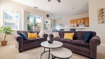 Een televisie en een open haard